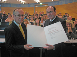 &Uuml;berreichung der Ehrenurkunde: HAWK-Pr&auml;sident Prof. Dr. Dr. h.c. Martin Thren (rechts) ern