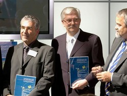 (v.l.) Prof. Dr. Klaus Bobey von der HAWK-Fakult&auml;t Naturwissenschaften und Technik, J&uuml;rgen