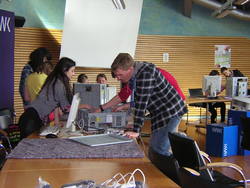 Die Teilnehmerinnen des Zukunftstages zerlegen einen PC.