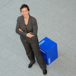 Christiane Dienel neben blauem HAWK-W&uuml;rfel