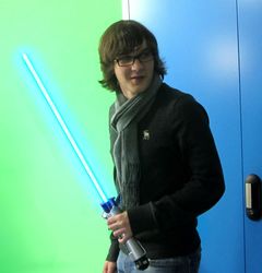 Der Sch&uuml;ler Max Kompart beim Drehen des Laserschwertclips. 