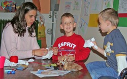 Mobile Kinderbetreuung: Dipl-Sozialp&auml;dagogin Nadine Remy bastelt mit Tom und Linus