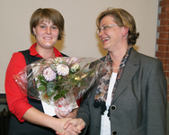 Prof. Dr. Sabine Dahm (rechts)  gratuliert Ramona Wittneben zu ihrer herausragenden Abschlussarbeit.