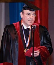 Prof. Dr. Martin Thren im Talar: Die Bauuniversit&auml;t Rostov am Don hat den HAWK-Pr&auml;sidenten