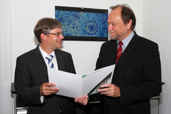 Professor Wolfgang Vi&ouml;l (links) bekommt von Universit&auml;tspr&auml;sident Professor Thomas Ha