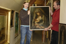 In der HAWK restauriertes Gem&auml;lde wird an Herrn Meissner, Magazinverwalter im Stadtmuseum Gosla